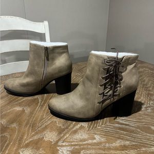 Toetos Boots. Chicago-01. Size 11M. Manmade Material. New With Defect. See pics.